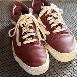 Vans Low-Top Sneakers in Burgundy and Cream